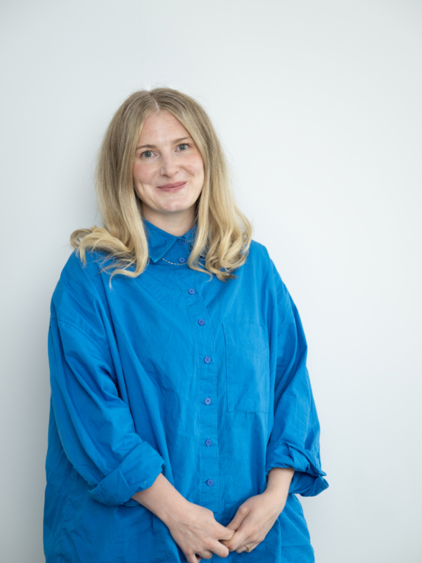 Holly Gardner 7650 please crop below hand and sort my flyaways pleaseeee